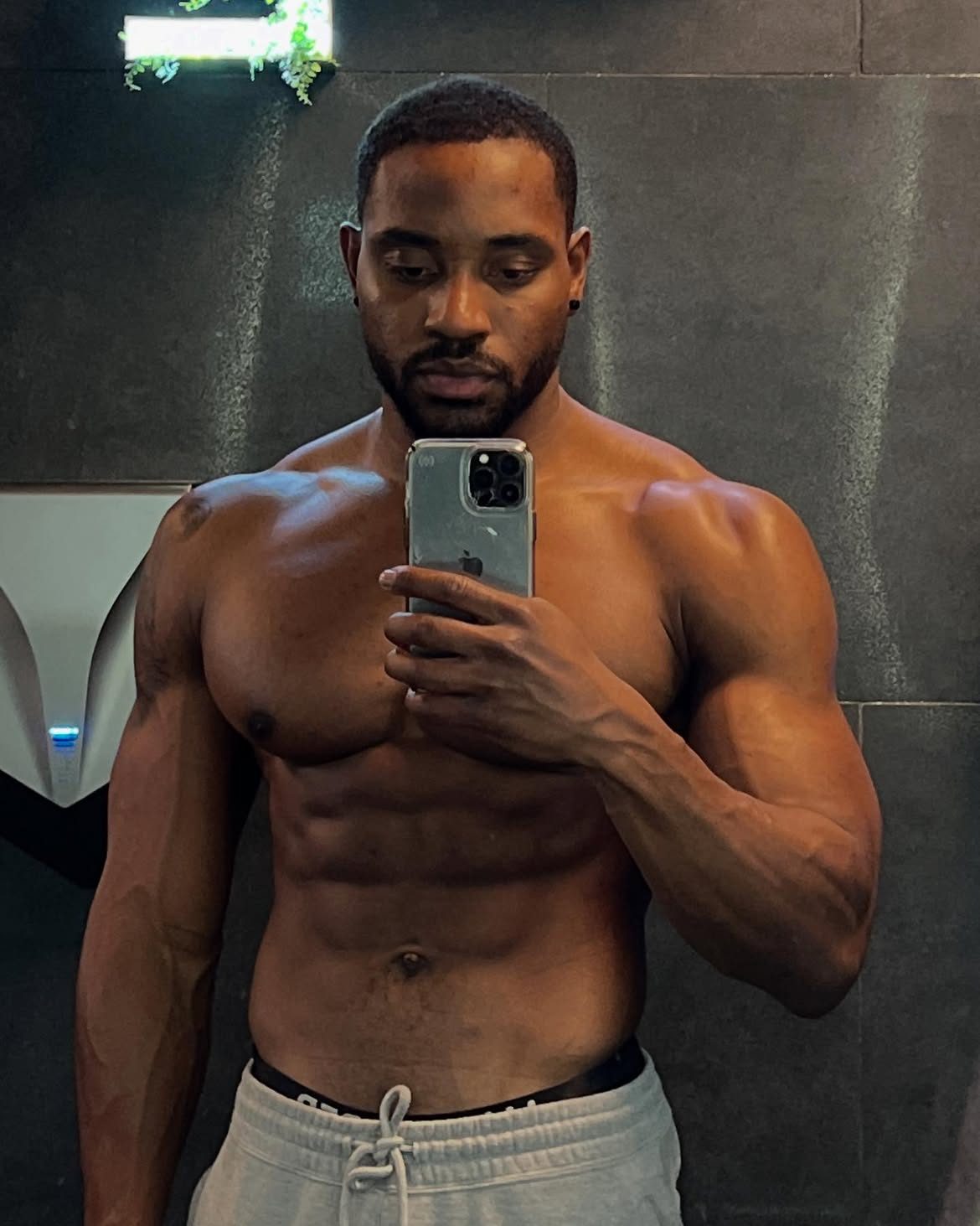 Martel taking a gym mirror selfie